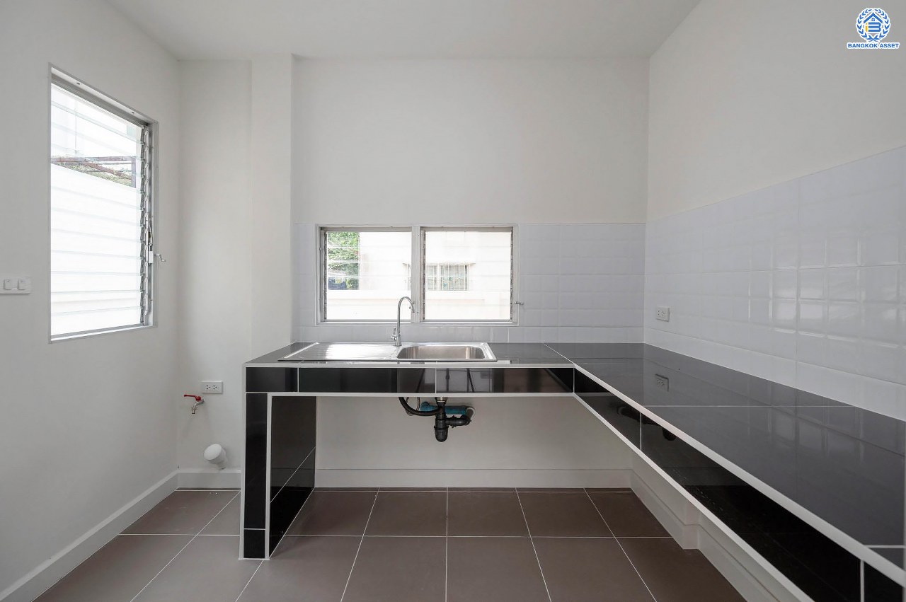 บ้านมือสองตกแต่งใหม่ คุณภาพแบรนด์ LH โครงการ ชัยพฤกษ์ ราชพฤกษ์-แจ้งวัฒนะ เนื้อที่ 66 ตร.ว. ฟังก์ชัน 3 ห้องนอน 3 ห้องน้ำ 2 ที่จอดรถ ภายในตกแต่งหรูหรา บนทำเลติดถนนราชพฤกษ์ เชื่อมสู่แจ้งวัฒนะได้อย่างรวดเร็ว ใกล้รถไฟฟ้าสายสีชมพู "ปากเกร็ด" จุดขึ้นทางด่วน "แจ้งวัฒนะ" โรบินสัน ไลฟ์สไตล์ ราชพฤกษ์ และ โลตัส นอร์ธราชพฤกษ์